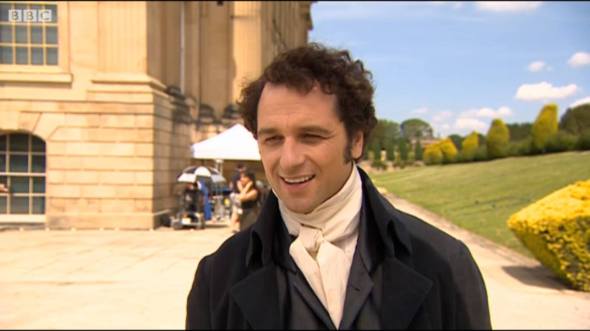 Matthew Rhys caracterizado como Mr. Darcy.